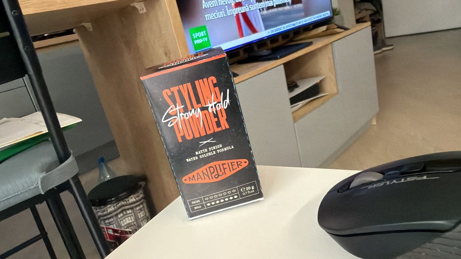 Produs Manplifier Strong Hold în context de utilizare — styling zilnic acasă
