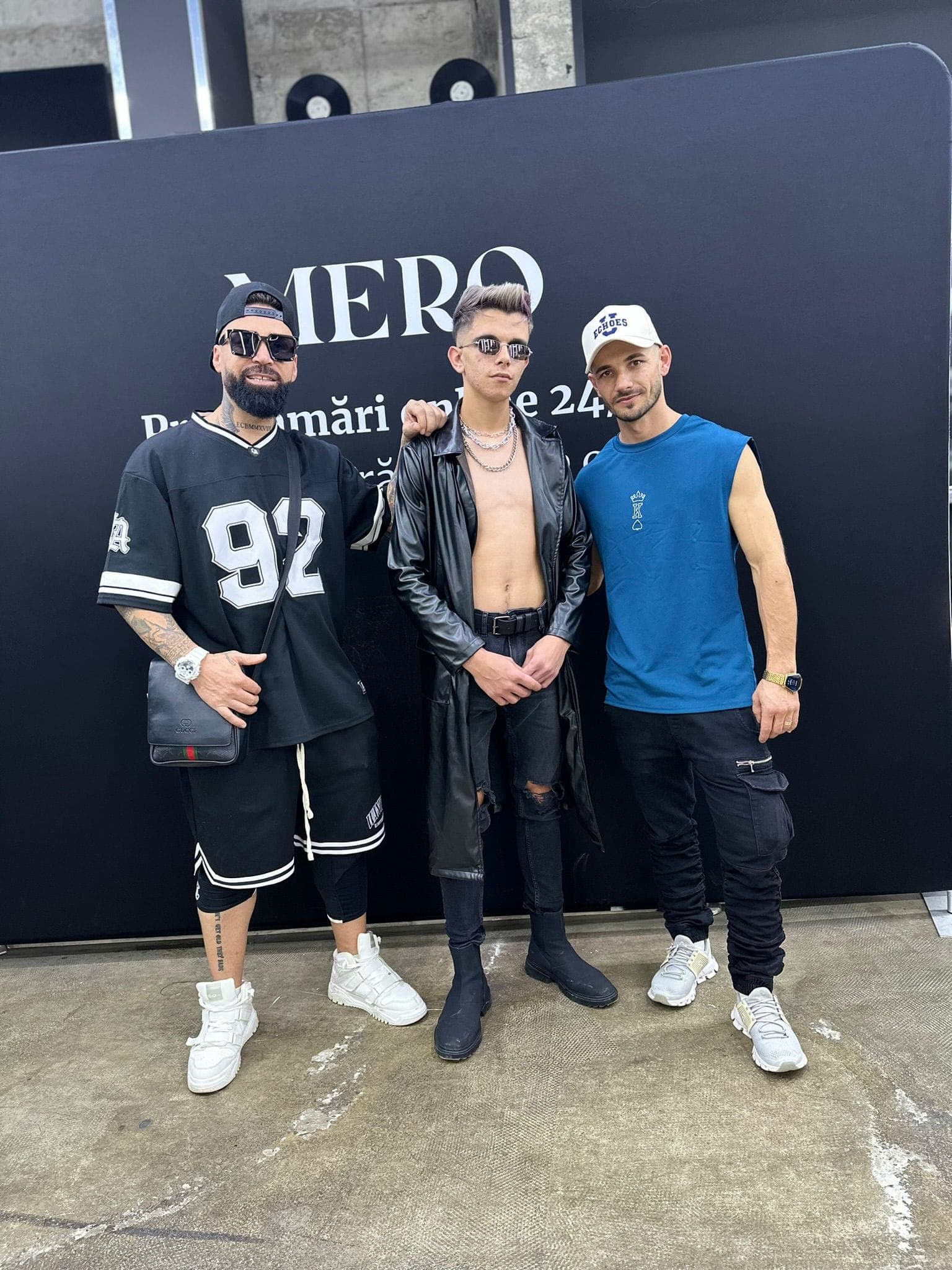 Trei membri ai echipei la evenimentul de competiție Mero — reprezentând El Comandante