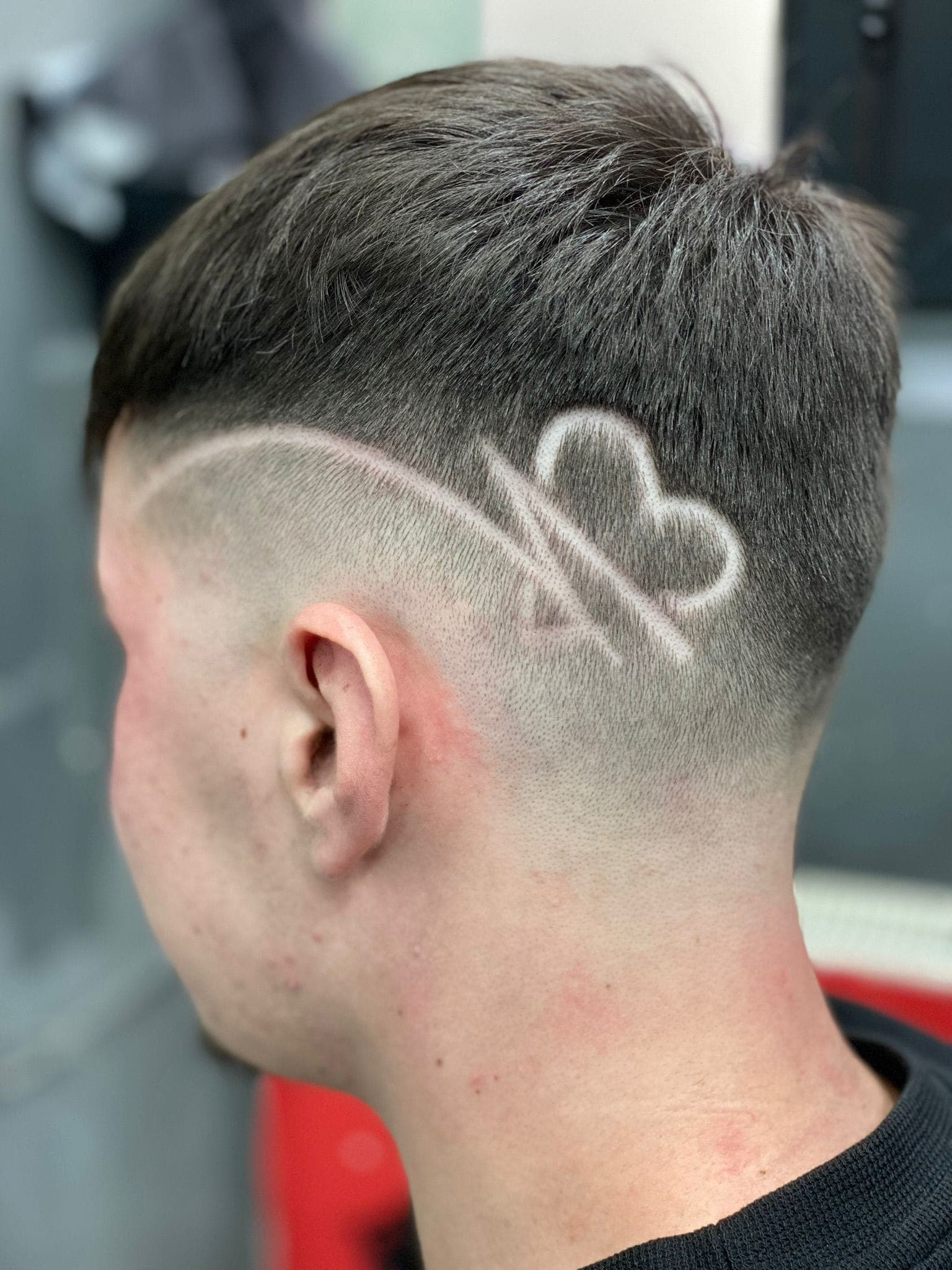 Design artistic ras în fade — inimă și fulger, precizie extremă