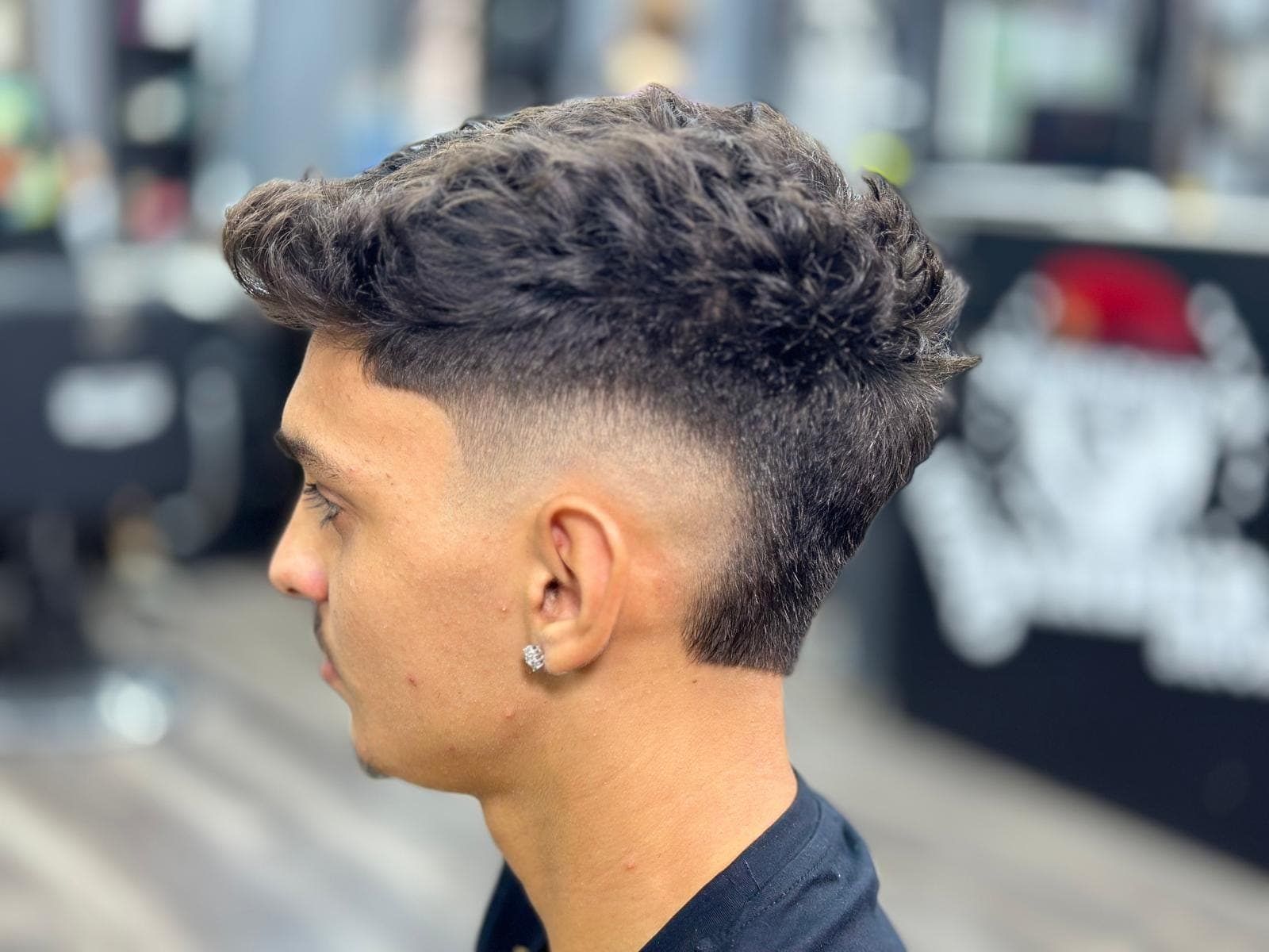 Fade blond cu cărare precisă, tunsoare de precizie executată în salon