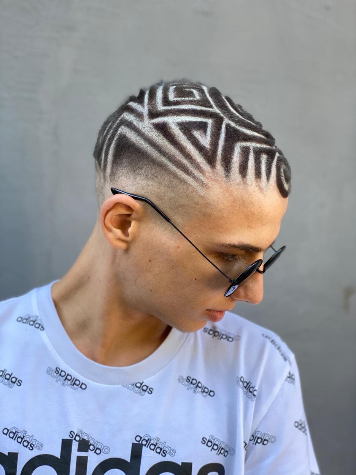 Profil lateral cu design labirint geometric ras în fade — precizie artizanală