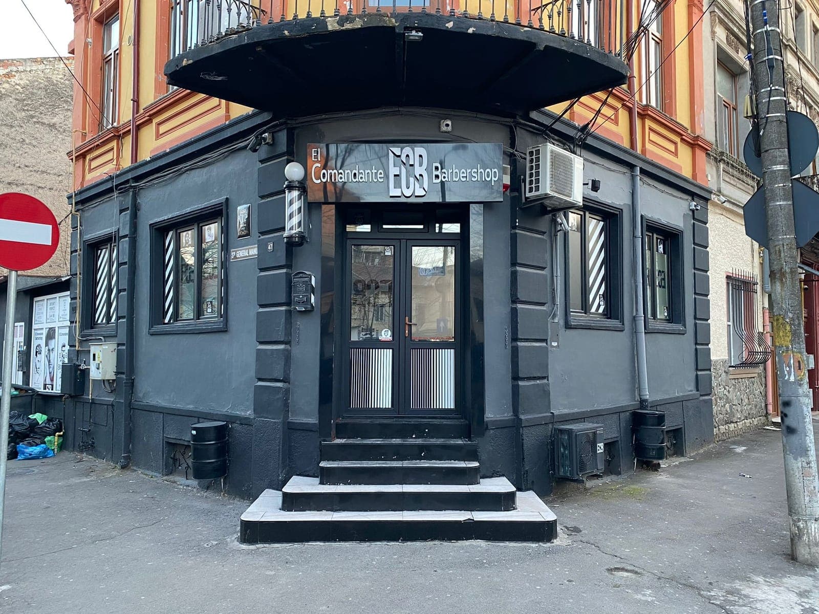 Fațada ECB El Comandante Barbershop — signaj negru pe Strada General Manu, Constanța